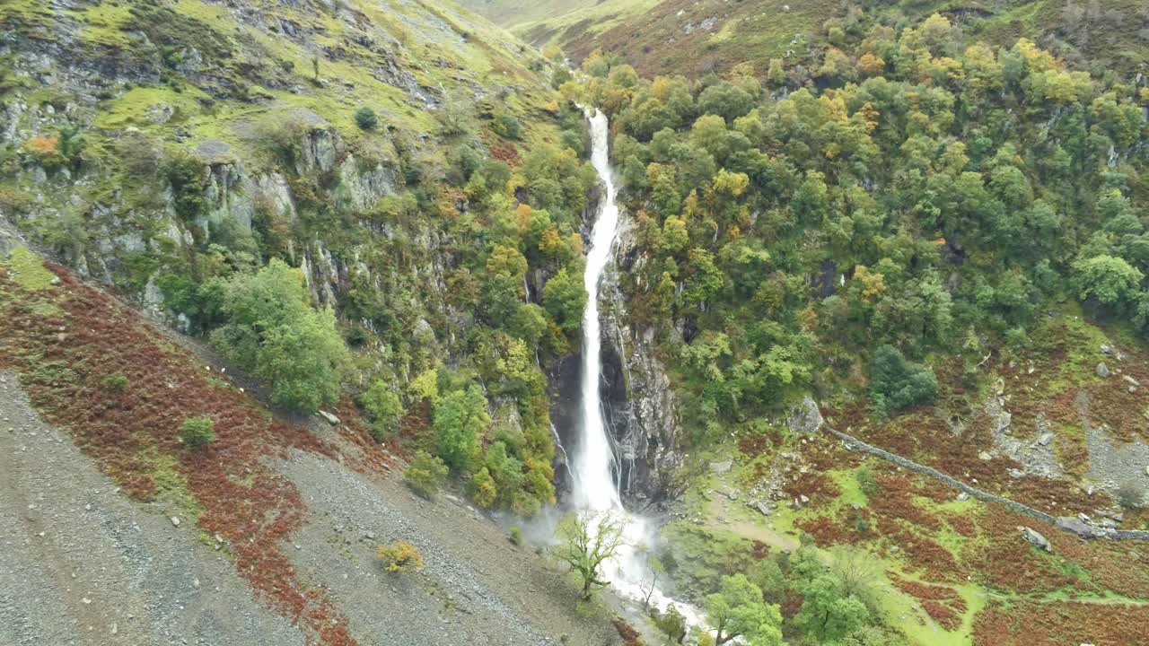 idílica cordillera de snowdonia aber falls falls parque nacional vista aérea panorámica de ángulo alto vista derecha