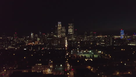 Nachtluftaufnahme-Der-Skyline-Von-Philadelphia