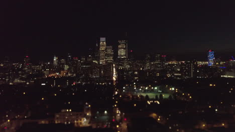 vista aerea notturna dello skyline di philadelphia