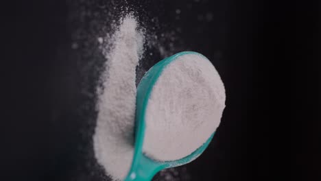 cuchara medidora con polvo blanco