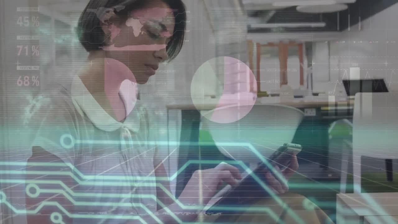 animación del procesamiento de datos y la red de conexiones sobre la mujer de negocios caucásica en la oficina