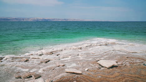 Playa-De-Sal-Del-Mar-Muerto-En-Jordania,-Cerca-De-La-Frontera-Con-Israel