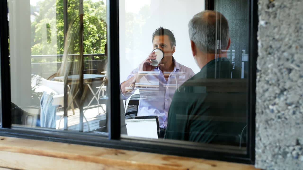 ejecutivos hablando entre sí en la oficina 4k