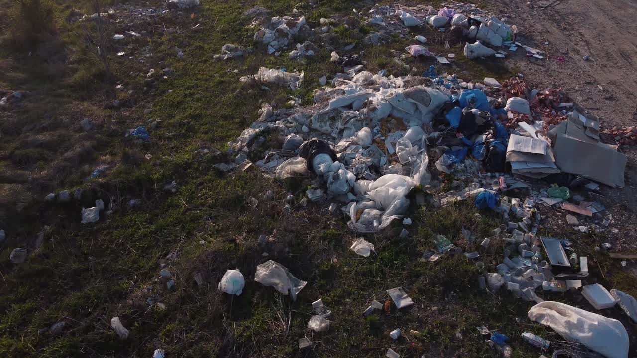 campo verde lleno de basura industrial y doméstica