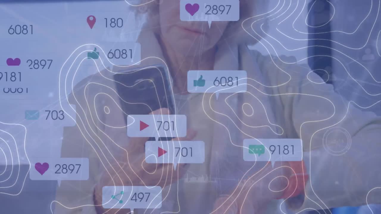 animación de las reacciones en las redes sociales sobre una mujer mayor caucásica que usa un teléfono inteligente