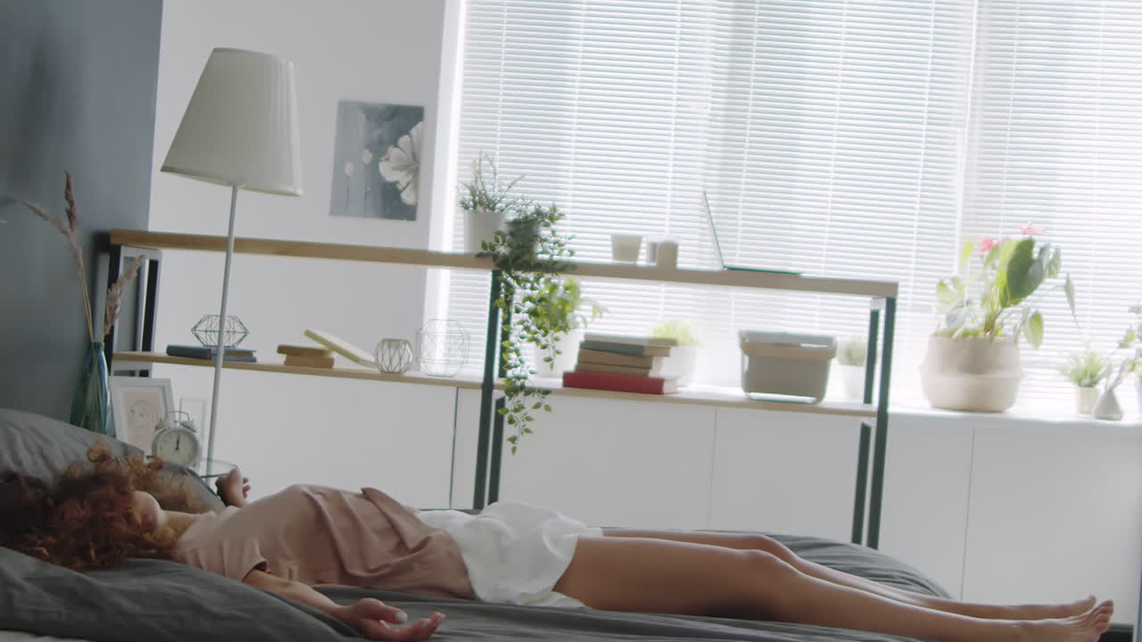 침대에서 휴식을 취하는 여자