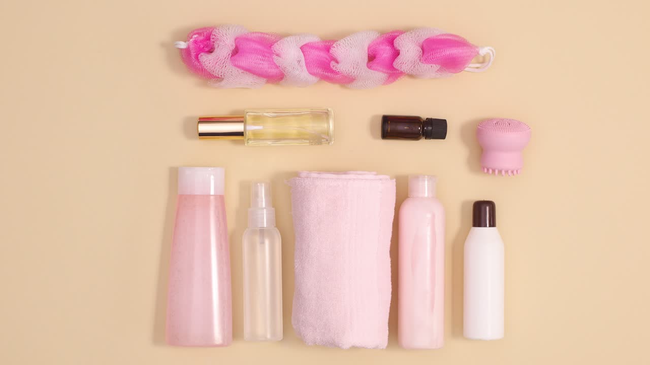 스파 웰니스 피부 관리 제품 레이아웃은 베이지 바탕에 움직입니다.