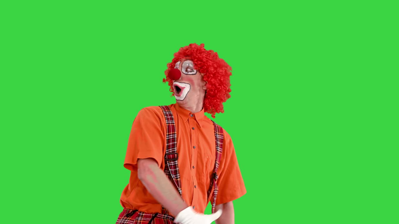 payaso gracioso corriendo a algún lugar caminando rápido, casi corriendo en una pantalla verde, clave de croma