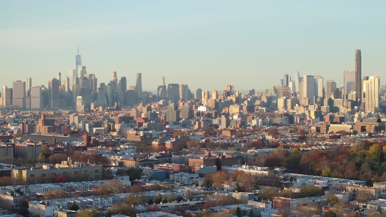 한 가을의 날에 뉴욕 시의 스카이라인을 드론으로 찍은 사진입니다.