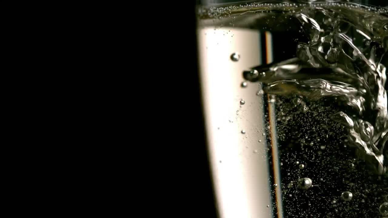 콘페티가 떨어지고  ⁇ 페인이 유리잔에  ⁇ 여있는 애니메이션