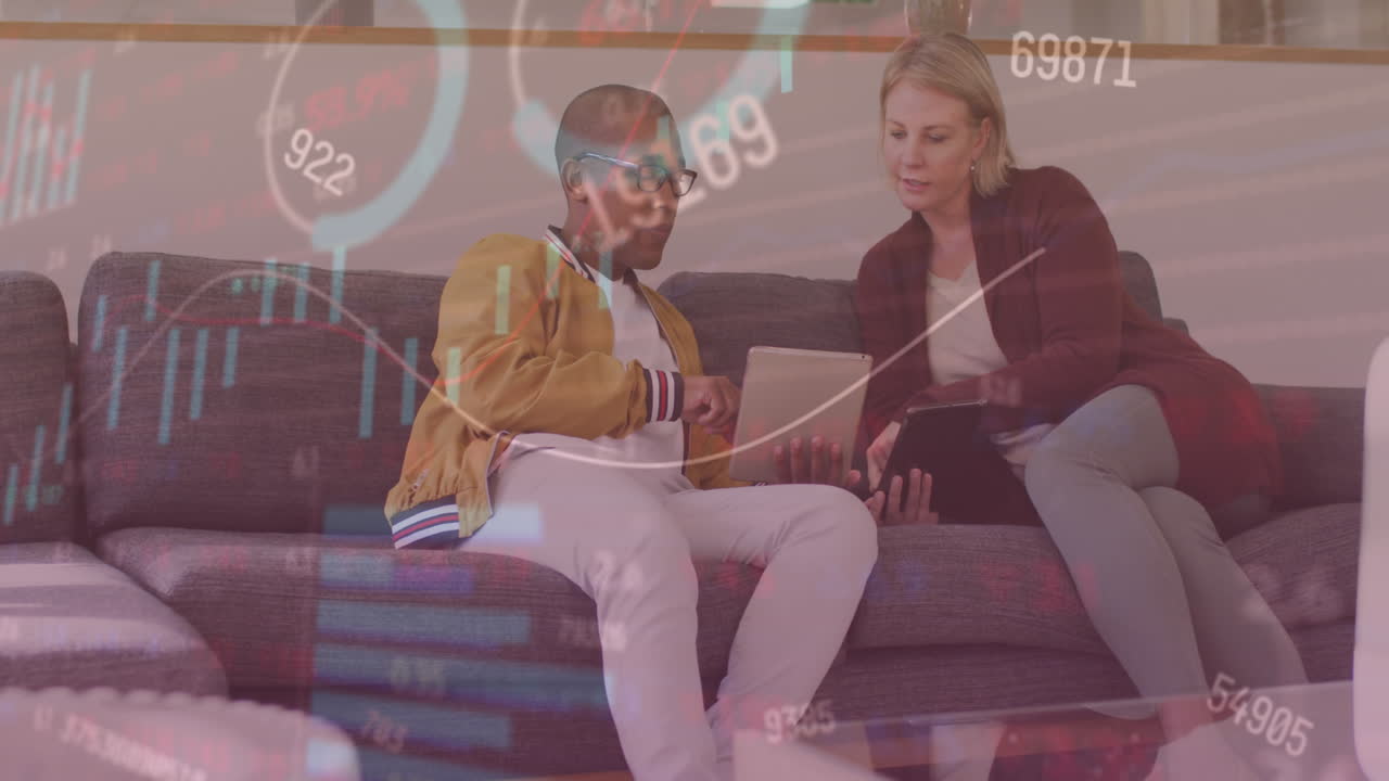 animación de números cambiantes, gráficos, tablero de negociación, diversos compañeros de trabajo discutiendo en la oficina