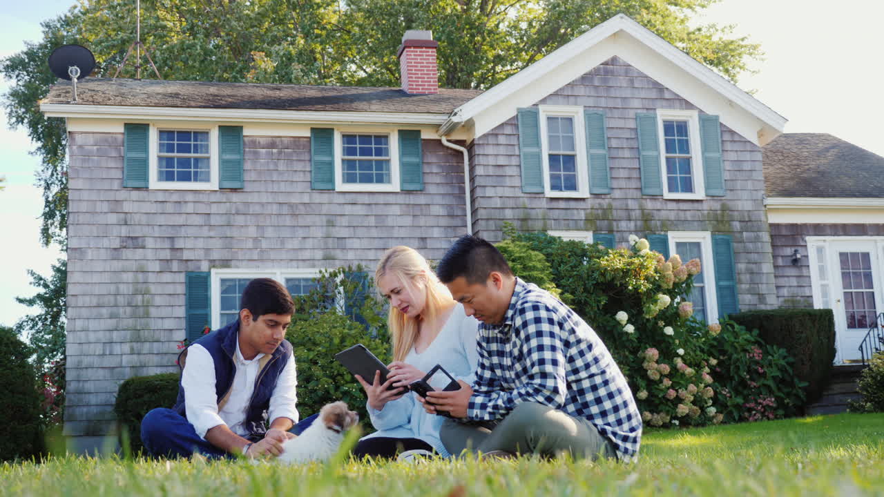뒷마당에서 강아지와 함께 기술을 사용하는 친구