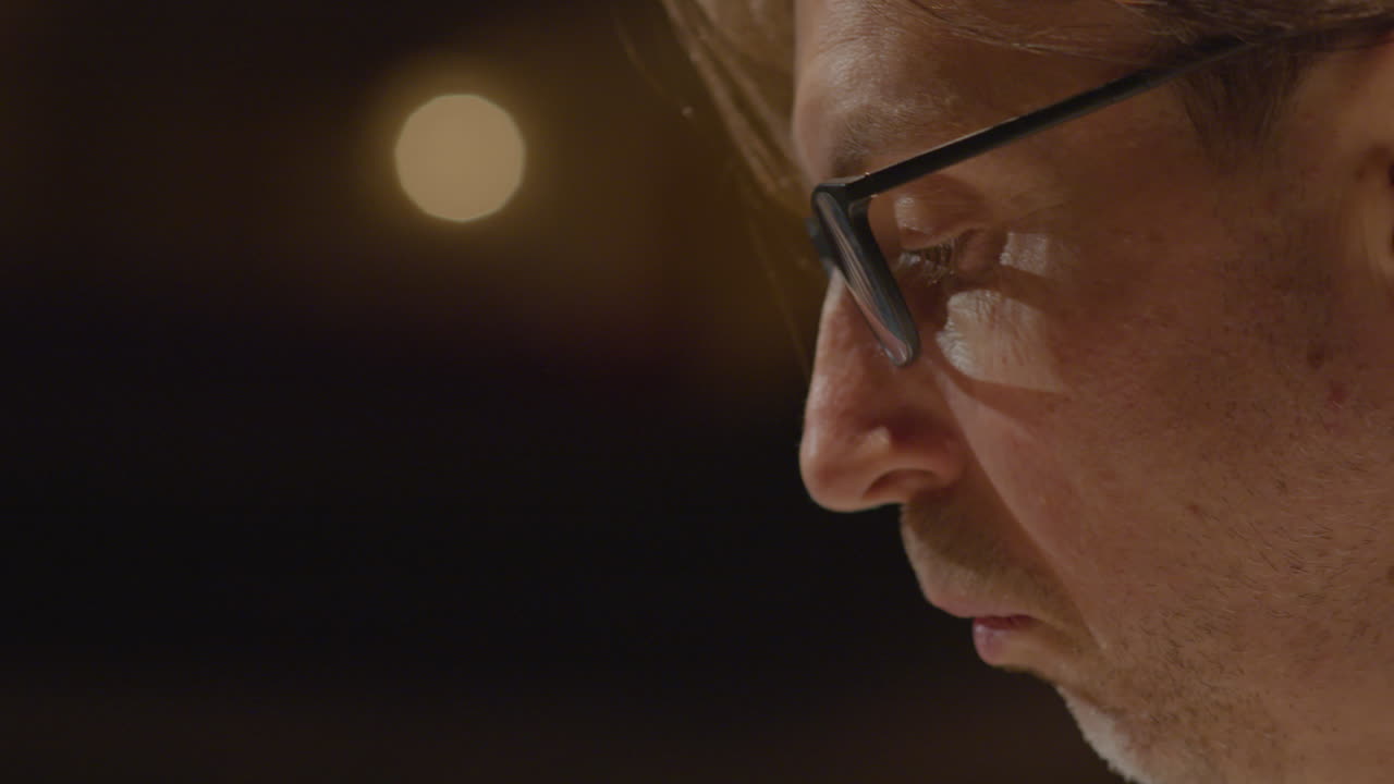 pianista tocando el piano en el escenario