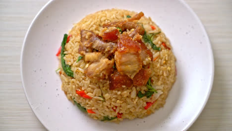 Arroz-Frito-Con-Albahaca-Tailandesa-Y-Panceta-Crujiente---Estilo-De-Comida-Tailandesa