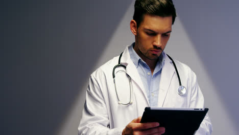 médico usando una tableta digital en el pasillo