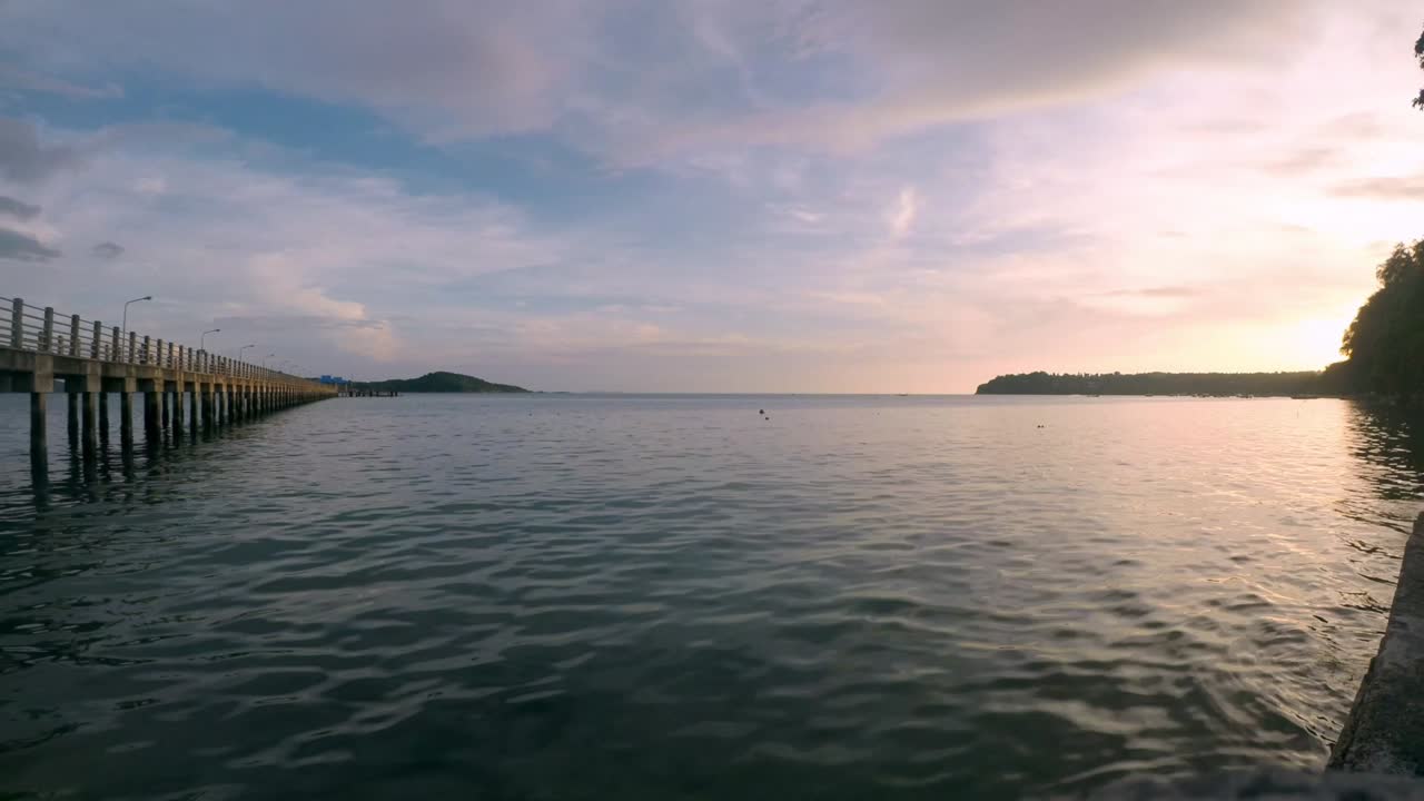 분홍색과 푸른 하늘이 있는 바다 위로 일몰의 시간 경과