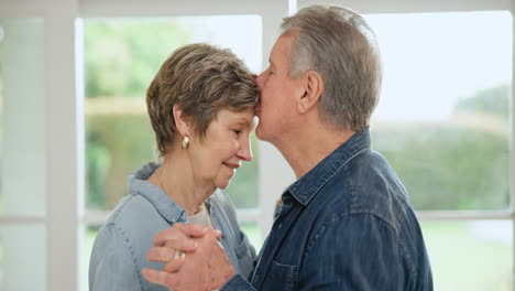 Pareja-Mayor,-Abrazo-Y-Baile-Feliz-En-Una-Casa