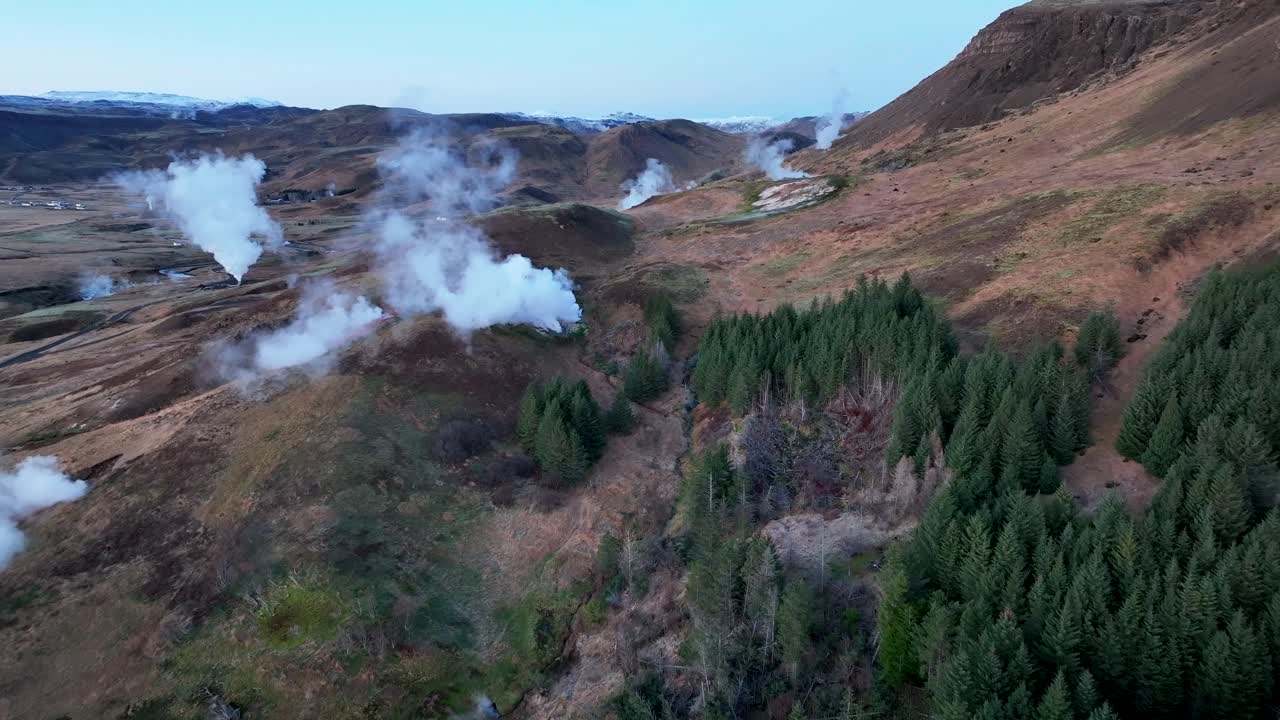 vapor que se eleva desde las aguas termales en el valle geotérmico de hverir en hveragerdi, al sur de islandia