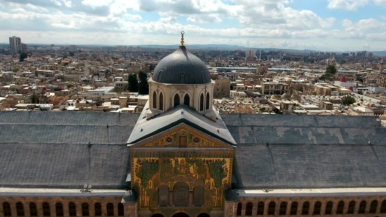 シリアのウマヤド・モスクを空から眺める ドローンがモスクを飛ぶ ダマスカス市が背景です