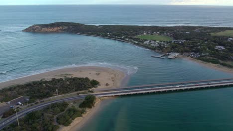 imágenes aéreas que miran río abajo cerca de la desembocadura del río barwon en barwon heads, victoria, australia