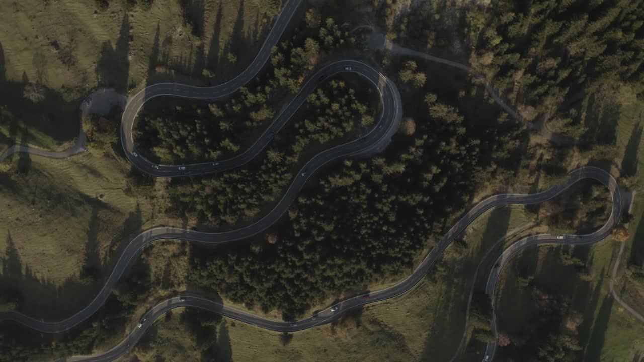 paso de carretera de montaña al atardecer | 4k | dji mavic 2 pro d-log - perfecto para gradación de color