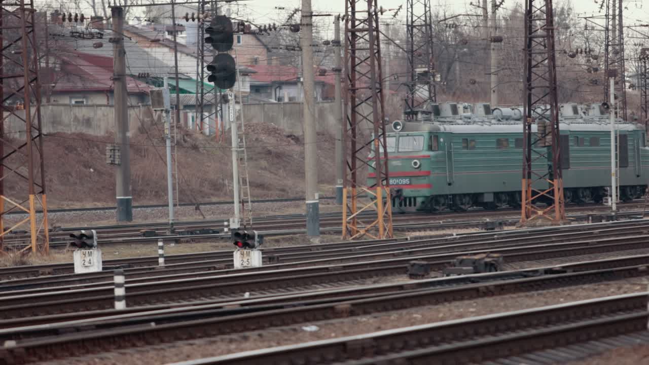 локомотив с пассажирским электрическим поездом на железнодорожном вокзале. старый локомотив