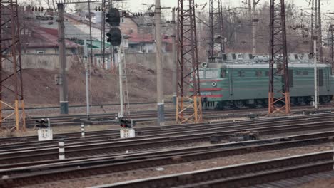 locomotora con un tren eléctrico de pasajeros en la estación de tren. locomotora antigua
