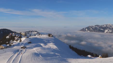 Skigebiet-In-Den-Schweizer-Alpen-Mit-Personen--Und-Sesselbahnen-Im-Winterskigebiet-Beckenried