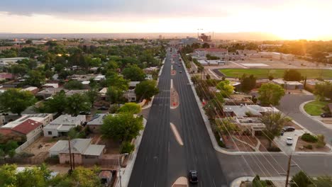 puesta de sol brillante sobre el suburbio de viviendas en albuquerque, nuevo méxico