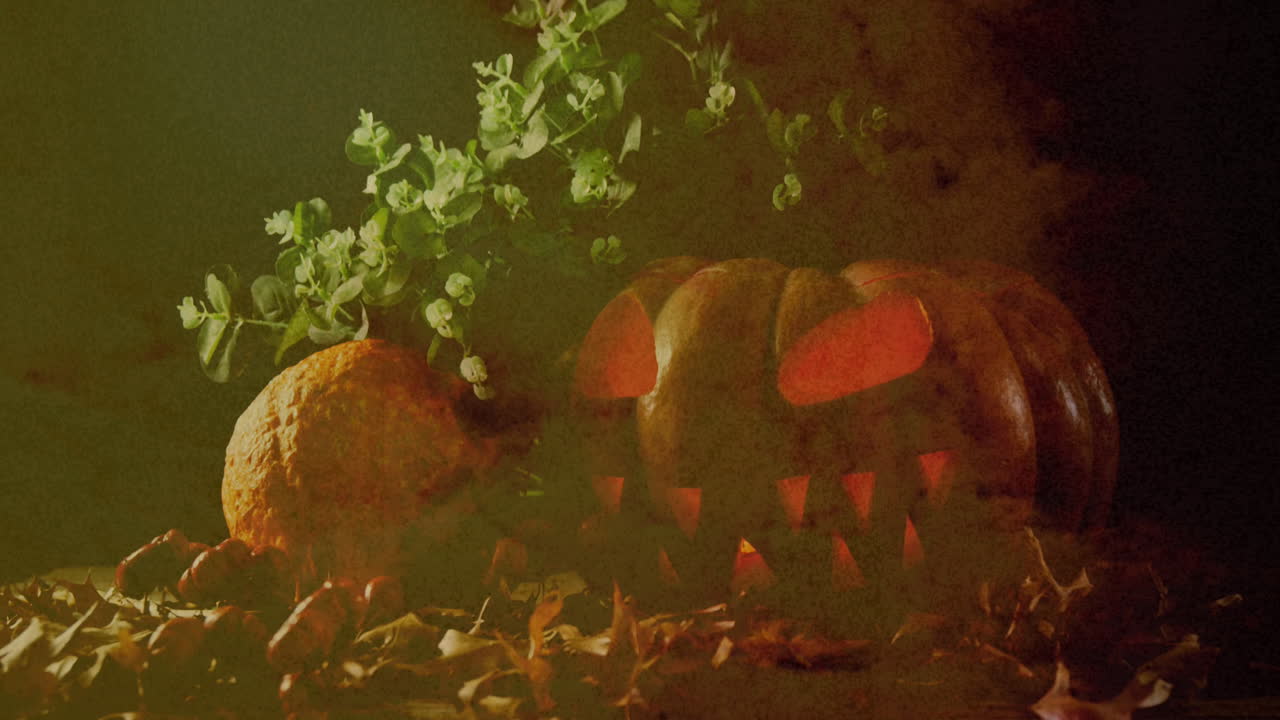 nubes moviéndose contra la calabaza aterradora con hojas