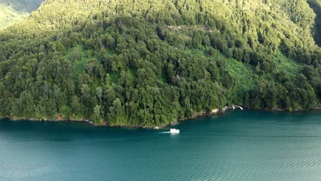 órbita-Aérea-De-Un-Barco-En-El-Lago-Todos-Los-Santos,-Sur-De-Chile