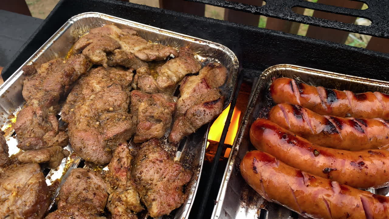 양념한 돼지고기와 소시지를 그릴에 굽고 - 클로즈업, 하이 앵글 샷