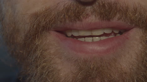 cerrar la boca masculina con barba sonriendo en cámara lenta