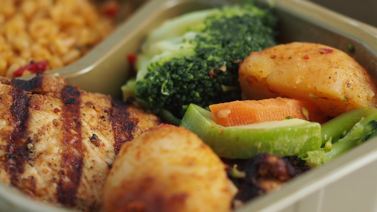 Pasto sano con pollo alla griglia, patate arrosto e verdure