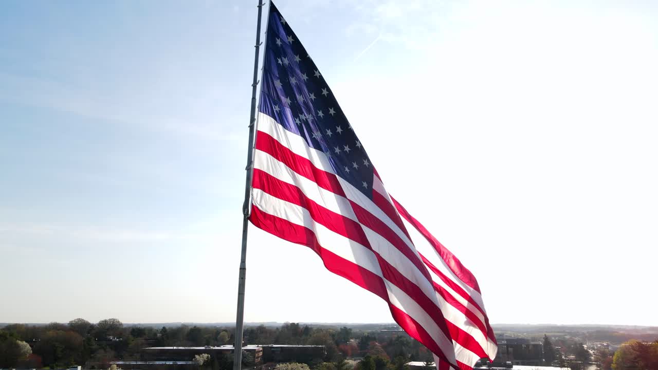 Eccellenti riprese con drone di una bandiera americana che sventola al vento