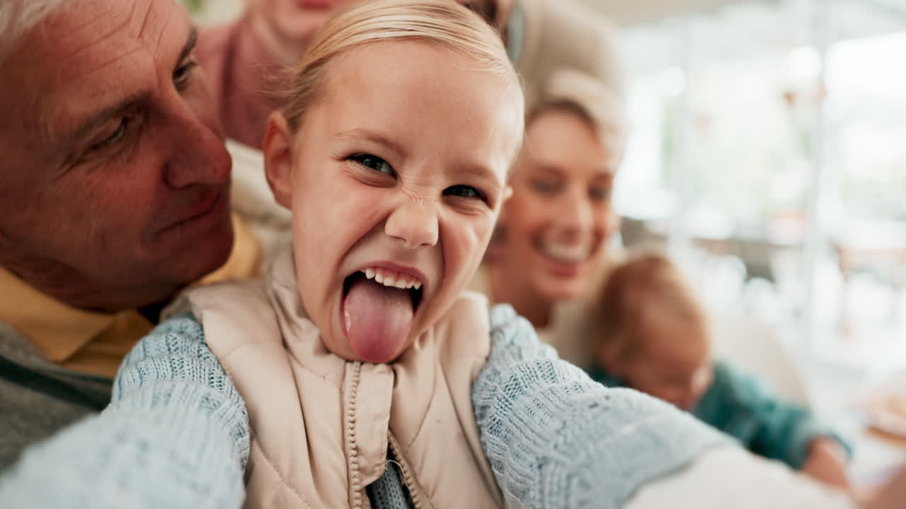 할아버지, 소녀 아이 및 셀카의 얼굴