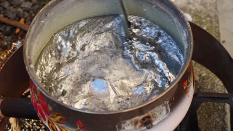 mixing metal liquid to gather impurities in aluminium