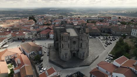 Eine-Monumentale-Gotische-Kathedrale,-An-Einem-Sonnigen-Tag-Aus-Der-Luft-Aufgenommen