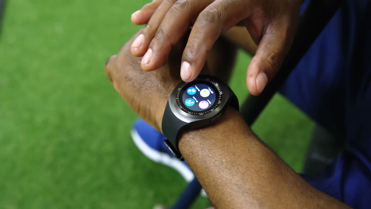 Senior man using smartwatch in fitness studio 4k