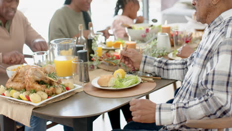 Afroamerikanische-Eltern,-Kinder-Und-Großeltern-Feiern-Beim-Thanksgiving-Dinner,-Zeitlupe