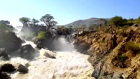 amanecer en las cataratas de epupa, en el norte de namibia