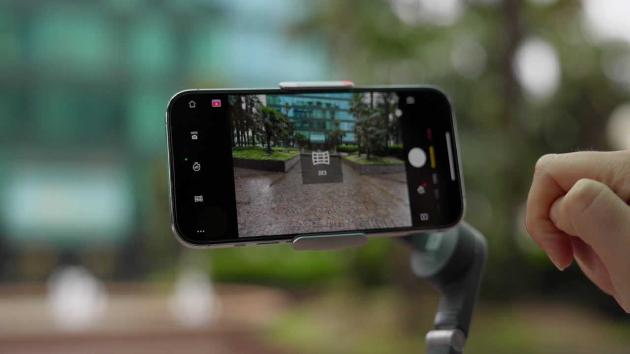 disparo en primer plano de un dedo cambiando los ajustes de la cámara en el teléfono montado en el gimbal