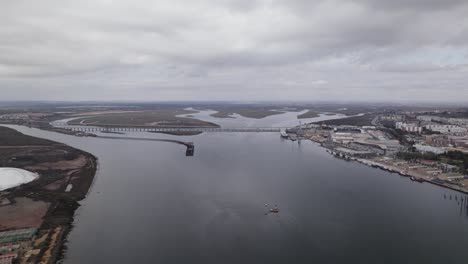 Vuelo-De-Drones-Hacia-El-Puente-De-Santa-Eulalia-Sobre-El-Río-Odiel,-Huelva,-España