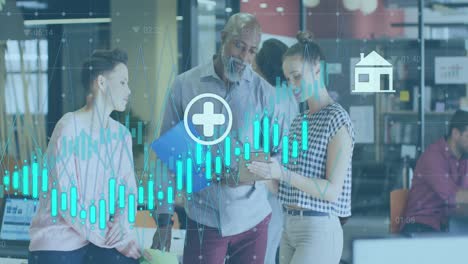 animación del procesamiento de datos estadísticos, iconos digitales sobre diversos colegas discutiendo en la oficina