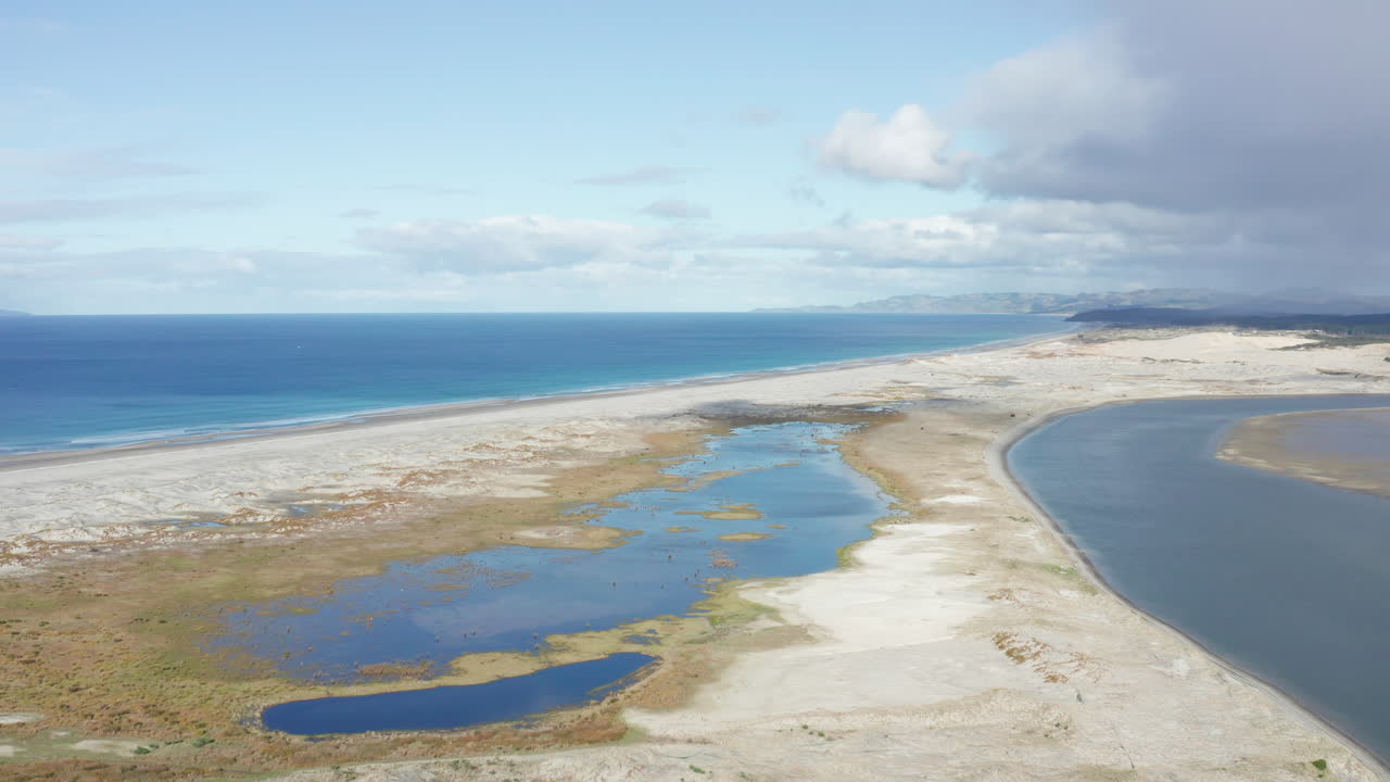 vista aérea del agua estancada en la playa de mangawhai en nueva zelanda