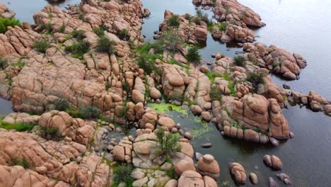 las cuevas de granito en el lago watson, prescott, arizona