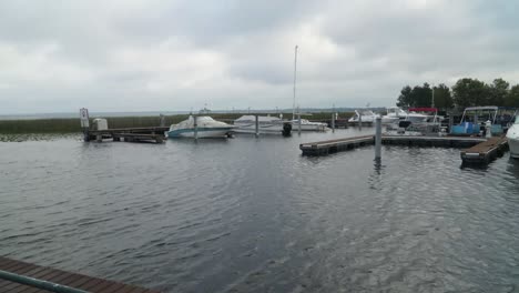 Barcos-En-El-Puerto-Del-Lago-Tohopekaliga-Lakefront-Park-En-El-Condado-De-Osceola,-Florida