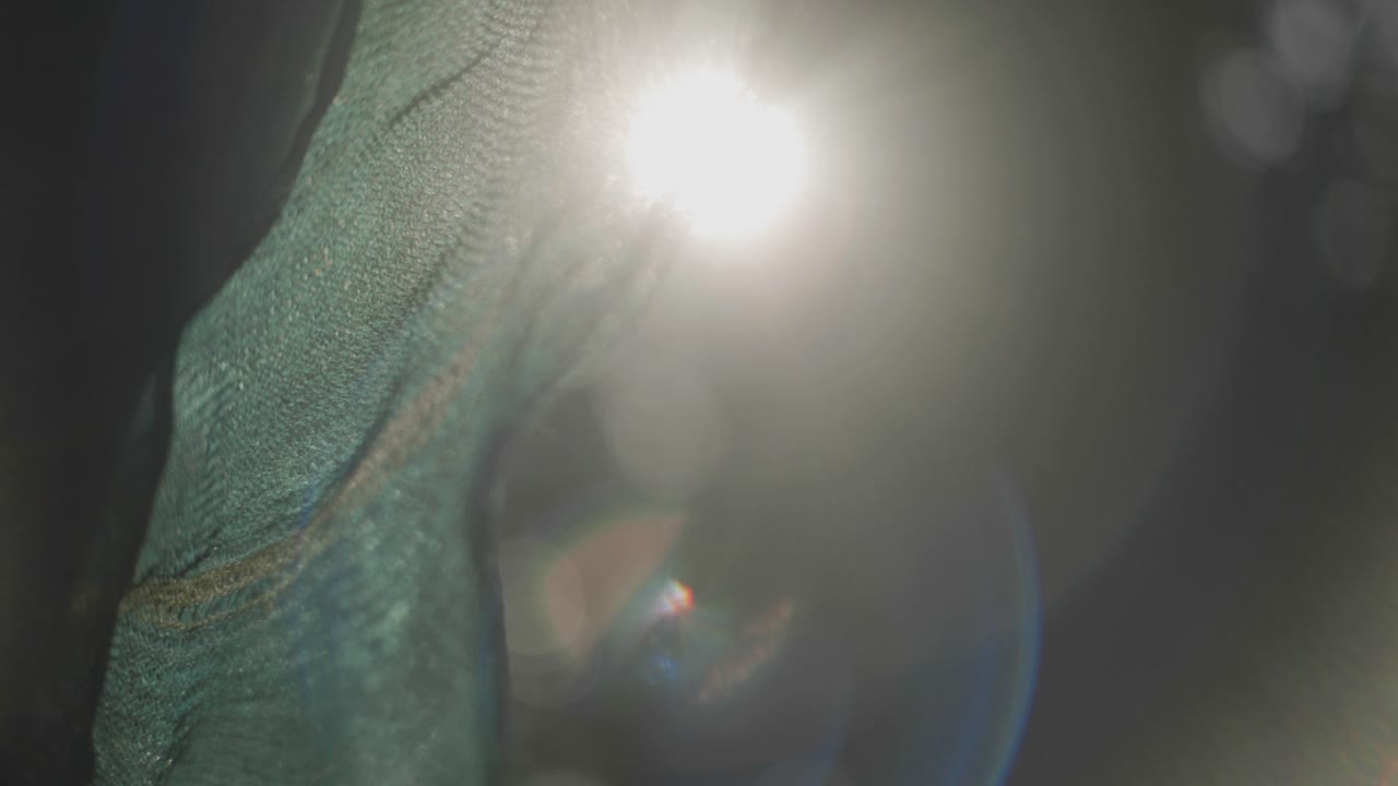 la luz del sol a través de una red azul