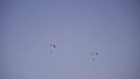 Dos-Parapentes-Parapente-En-Tándem,-Deporte-De-Vuelo-Extremo