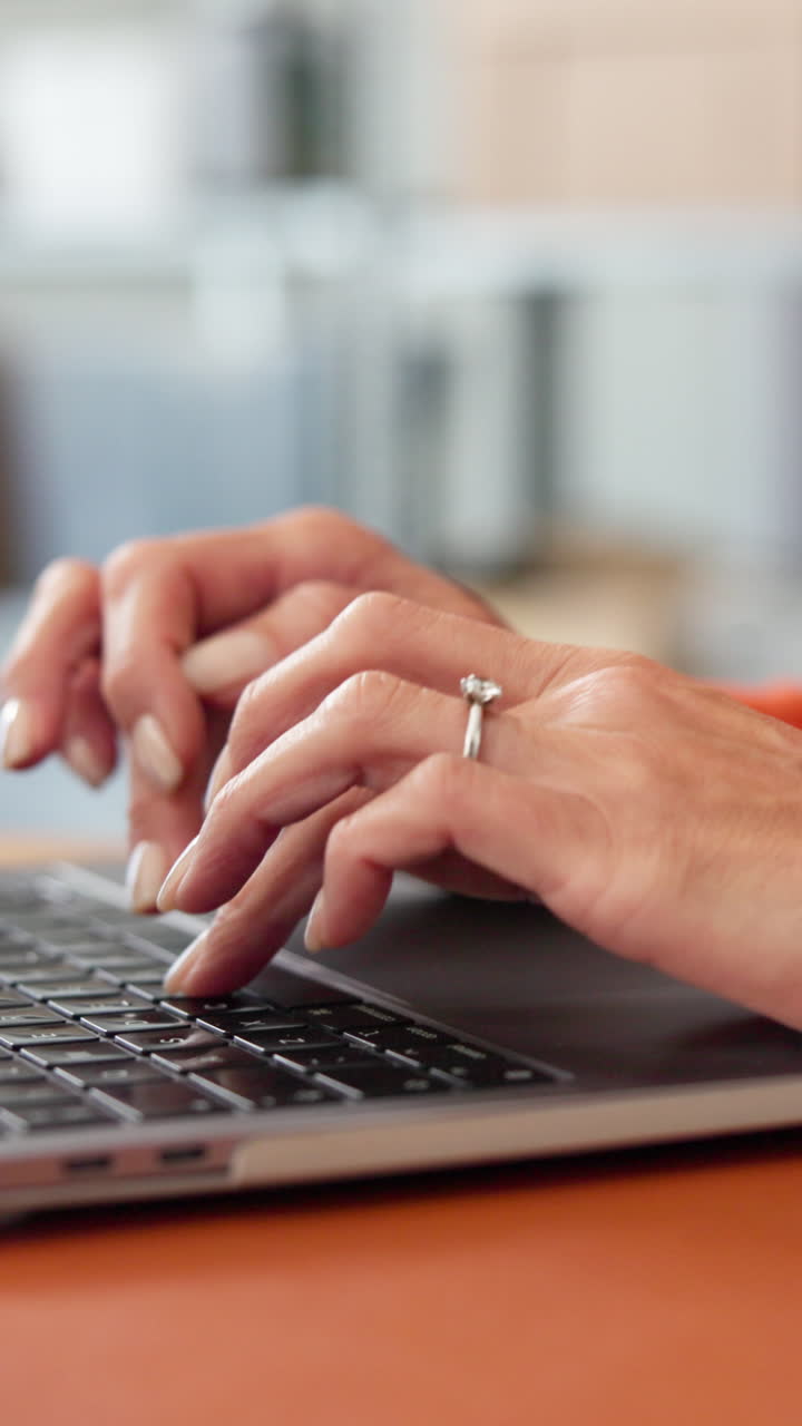 Close Up of Hands Typing su una tastiera di portatile